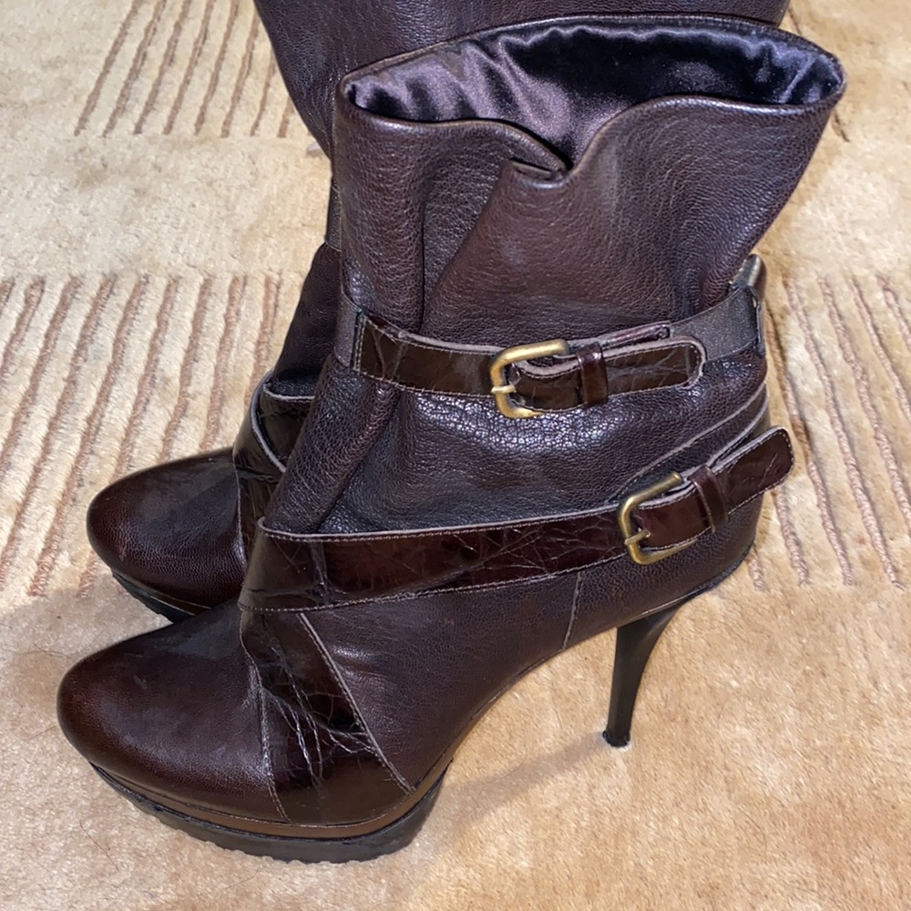 Beautiful Stuart Weitzman Wrap buckle 4” Boots